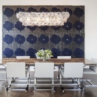 Ruang makan yang minimalis namun tetap tak menghilangkan sisi elegan dan kemewahannya. Terlihat beberapa wall art dan chandelier berdesain unik. Foto: Dok. Insider & DBOX for CIM Group/Macklowe Properties