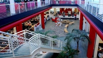 Gedung YouTube sendiri dirancang oleh William McDonough + Partners. Sebelumnya gedung ini ditempati oleh Gap Inc. (Foto: Huffingtonpost)