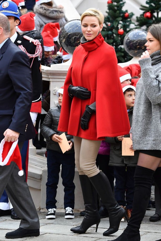 Model coat dengan cape membuat penampilan mantan atlet renang ini tampak stylish secara instan. Foto: Getty Images