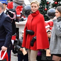 Model coat dengan cape membuat penampilan mantan atlet renang ini tampak stylish secara instan. Foto: Getty Images