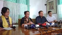 Puisi Sukmawati bertajuk Ibu Indonesia menuai kontroversi hingga kecaman. Ia pun tampak menangis kala meminta maaf soal puisinya tersebut, Rabu (4/4).. Foto: Yulida/detikcom