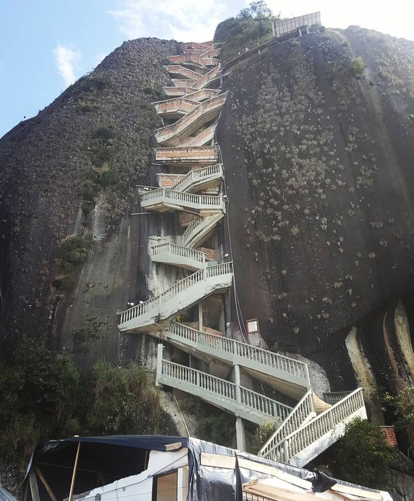 Tinggi El Penol mencapai 200 meter dan terdapat tangga yang bentuknya zig-zag sebanyak 649 anak tangga. Traveler bisa baik ke atas batunya melalui tangga tersebut (isaacsortais/Instagram) Tinggi El Penol mencapai 200 meter dan terdapat tangga yang bentuknya zig-zag sebanyak 649 anak tangga. Traveler bisa baik ke atas batunya melalui tangga tersebut (isaacsortais/Instagram)