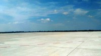 Apron atau tempat parkir pesawat pun sudah rapi. Di mana, sudah dibeton seutuhnya dan tidak terlihat adanya pembangunan.