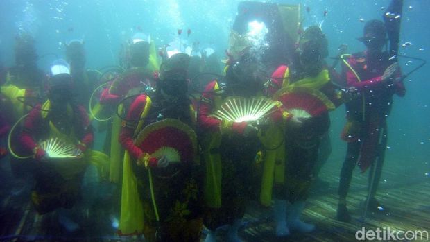 Wow, 23 Penari Gandrung Menari di Bawah Laut!