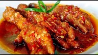 Wah pencinta ceker pasti suka jajanan ini. Ceker ayam dimasak dengan bumbu berkuah ekstra pedas. Kuahnya merah mencolok sehingga menarik perhatian siapapun yang melihatnya. Sluuurp! Foto: Istimewa