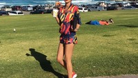 Jalan-jalan di sekitar pantai di Australia, Kimmy asyik menikmati segelas minuman dinginnya. Wah Kimmy ini juga hobi travelling kayaknya. Foto: Instagram @kimmyjayanti