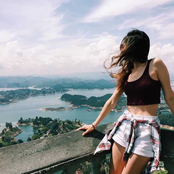 Dari atas El Penol, terlihat pemandangan cantik berupa danau dan hutan hijau (slgconnection/Instagram)