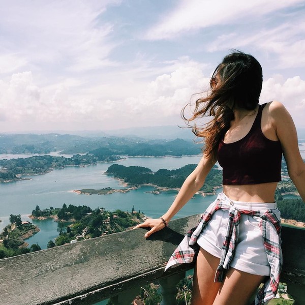Dari atas El Penol, terlihat pemandangan cantik berupa danau dan hutan hijau (slgconnection/Instagram) Dari atas El Penol, terlihat pemandangan cantik berupa danau dan hutan hijau (slgconnection/Instagram)