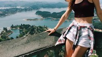 Dari atas El Penol, terlihat pemandangan cantik berupa danau dan hutan hijau (slgconnection/Instagram)