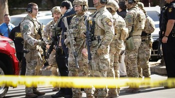Anggota SWAT berseragam dan bersenjata lengkap turut mengamankan situasi. Foto: Reuters