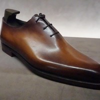 Retail Manager Berluti Indonesia Ryan Pang mengatakan, Hotman Paris memakai sepatu dari seri klasik Alessandro. Sepatu ini terbuat dari venezia leather yang diambil dari kulit sapi terbaik. Uniknya, hanya satu lembar kulit yang dipakai untuk membuat satu sepatu sehingga minim jahitan. Penampilannya jadi lebih klasik dan natural, kata Ryan kepada Wolipop di butik Berluti, Plaza Indonesia, Jakarta Pusat, Selasa (3/4/2018). (Foto: Daniel Ngantung/Wolipop)