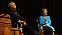 Sebagai tokoh berpengaruh, Maya pun sempat didekati beberapa politikus seperti Hillary Clinton di saat kampanye pada 2008 lalu. Joe Raedle/Getty Images