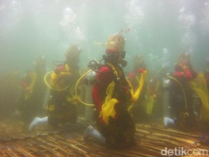 Wow, 23 Penari Gandrung Menari di Bawah Laut
