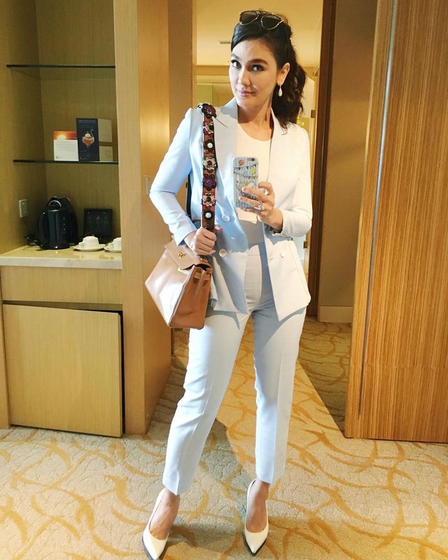 Luna Maya berpose selfie dengan memakai tas Hermes Birkin yang dilengkapi strap dari brand Fendi. Tali tas dengan hiasan bunga itu harganya mencapai Rp 15 jutaan di situs belanja Polyvore. Foto: Instagram