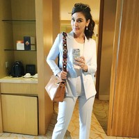 Luna Maya berpose selfie dengan memakai tas Hermes Birkin yang dilengkapi strap dari brand Fendi. Tali tas dengan hiasan bunga itu harganya mencapai Rp 15 jutaan di situs belanja Polyvore. Foto: Instagram