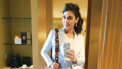 Gaya 10 Artis Indonesia Pakai Tas yang Talinya Saja Seharga Motor