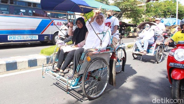 Ke Pasar Naik Becak, Khofifah Sapa Warga Banyuwangi