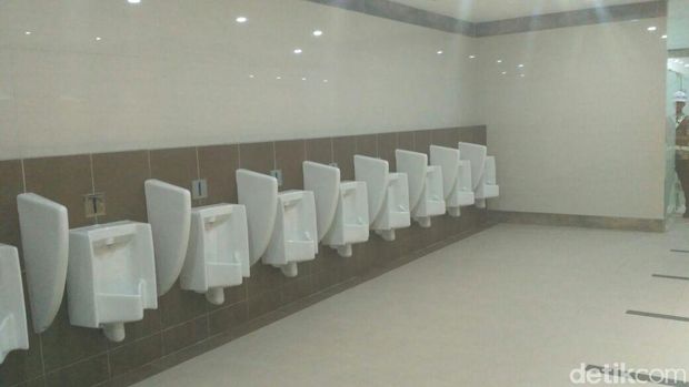 Tinjau Bandara Kertajati, Menhub Langsung Cek Toilet