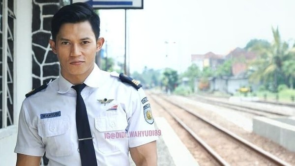 Foto: Liburannya Didi Wahyudi, Petugas Kereta Kekar yang Tampan