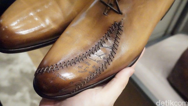 Harganya? Untuk seri mendapatkan seri Alessandro, Anda harus merogoh kocek sekitar Rp 30 jutaan. Bagaimana dengan pilihan sepatu lainnya? Harga sepatu Berluti berkisar Rp 30 juta sampai 40 jutaan, ungkap Ryan. (Foto: Daniel Ngantung/Wolipop)