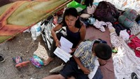 Banyak anak-anak hingga remaja yang harus menanggung peristiwa ini. Padahal banyak kasus perampokan dan pencurian yang dilakukan kepada imigran disana. 