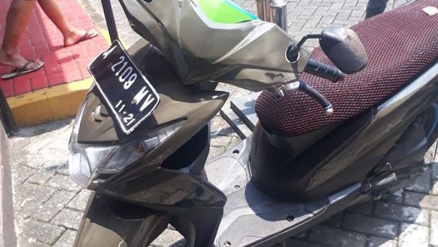 Polisi menyita motor.