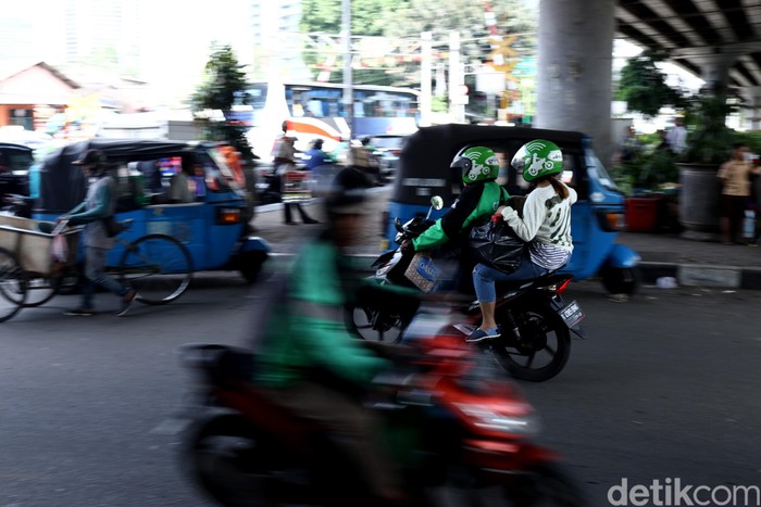 Main HP Saat Dibonceng Motor Risiko Kecelakaannya Besar