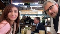 Di Italia, Chris dan Baby sempatkan ngopi dan minum teh bersama. Mesranya! Foto: Instagram babymargaretha1/chrisconsul