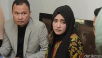 Yulia membantah kabar yang beredar soal dirinya menjadi istri ketiga Opick. Pool/Noel/detikFoto.