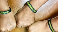 Gelang yang dibagikan itu berlatar hitam dengan tulisan #2019GantiPresiden warna kuning.