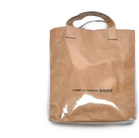 Tote bag dengan material plastik dari Comme des Garcons ini laris manis sejak pertamakali rilis. Bahkan ketika dirilis ulang, tas seharga US$ 360 atau Rp 5 juta ini kembali terjual habis. Foto: Comme des Garcons.