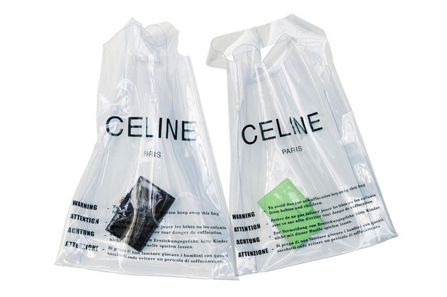 Celine merilis tas plastik ini di fashion show koleksi musim semi 2018, dan pecinta mode seolah menggila sejak itu. Tas plastik beserta dompet di dalamnya itu dijual US$ 590 atau Rp 8,1 juta di Nordstrom. Foto: Celine.