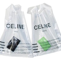 Celine merilis tas plastik ini di fashion show koleksi musim semi 2018, dan pecinta mode seolah menggila sejak itu. Tas plastik beserta dompet di dalamnya itu dijual US$ 590 atau Rp 8,1 juta di Nordstrom. Foto: Celine.