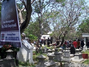Dijaga Ketat Aparat, Jenazah Besan Jokowi Dimakamkan Siang Ini