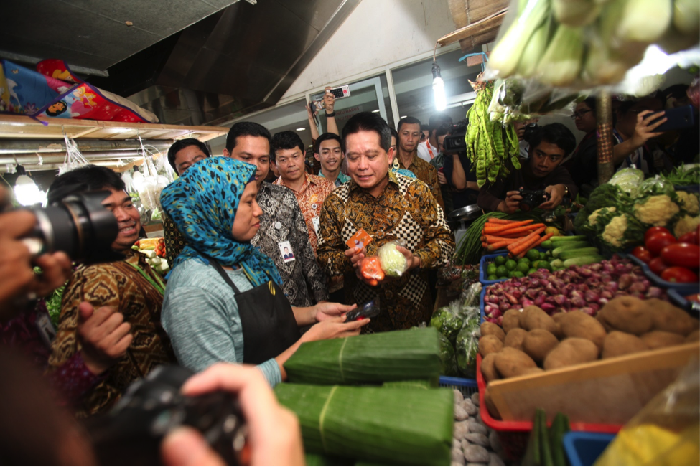 Bank Mandiri dan PD Pasar Jaya Terapkan Transaksi Nontunai
