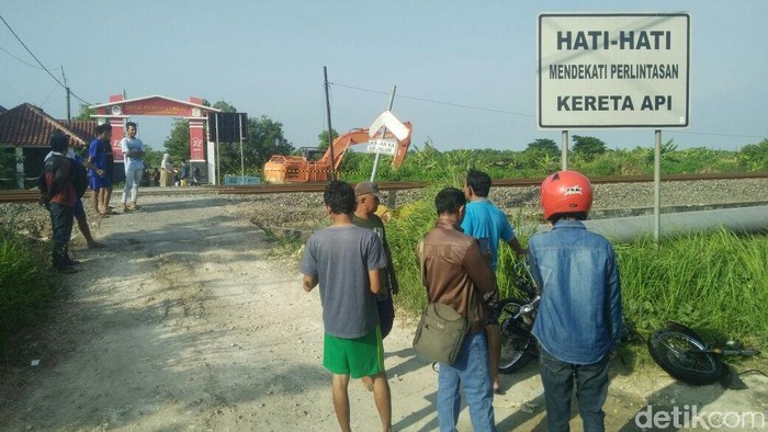 Perlintasan KA Tanpa Palang Pintu di Lamongan