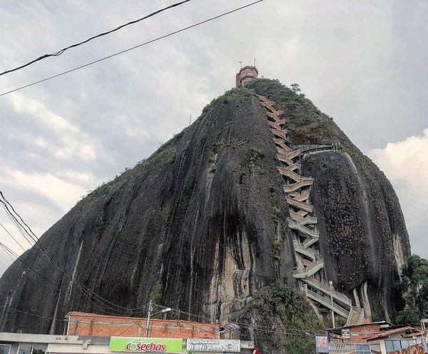 Inilah El Penol yang berada di Guatape, Antioquia, Kolombia. Suatu batu yang besar dan dijuluki Batu Resleting (rileyrayrobbins/Instagram)
