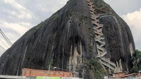 Inilah El Penol yang berada di Guatape, Antioquia, Kolombia. Suatu batu yang besar dan dijuluki Batu Resleting (rileyrayrobbins/Instagram)