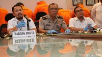 Wadir Krimum Polda Metro Jaya, AKBP Pol Ade Ary Syam (kiri) memberikan penjelasan terkait pengungkapan kasus tersebut.