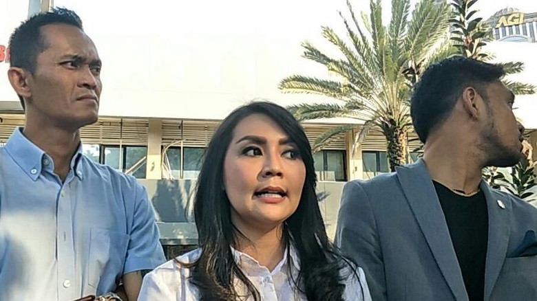 Diperiksa Polisi, Tessa Kaunang: Sandy Tumiwa Fitnah Saya Diperiksa Polisi, Tessa Kaunang: Sandy Tumiwa Fitnah Saya