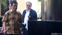 Dia datang bersama pengacaranya, Bambang Hartono. Saat ditanya kondisi kesehatannya, Bambang, yang mewakili Oka, menyebut kliennya dalam kondisi sehat.