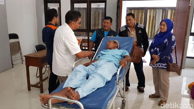 Askan diizinkan pulang dari RSUD Dr Soetomo dan dibawa ke Liponsos.