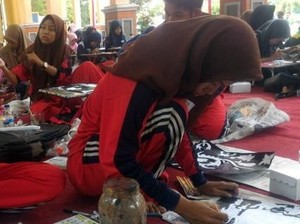 Ketika Anak-anak Difabel Mendesain Batik di Lamongan