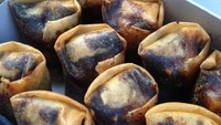 Jajanan ini jadi tren beberapa tahun lalu. Bentuknya seperti risol, hanya saja berisi pisang, keju, dan cokelat yang melimpah. Sehingga saat dimakan, cokelat yang ada tadi meleleh atau meler di mulut. Apalagi kalau dimakan hangat-hangat! Harga satu buah piscok meler biasanya Rp 2.500. Foto: Instagram @piscokwow