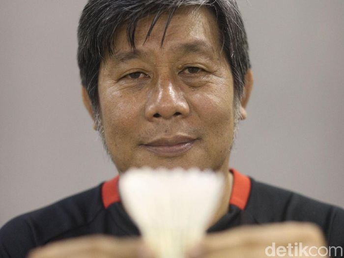 Herry Iman Pierngadi Berkenalan Dengan Arsitek Ganda Putra Bulutangkis Indonesia
Pelatih bulutangkis ganda putra Indonesia Herry Iman Pierngadi memberikan arahan kepada pebulutangkis ganda campuran di Pelatnas, Cipayung, Jakarta Timur, Rabu (28/3/2018). Pelatih yang dijuluki dengan Pelatih Naga Api ini dipercaya oleh PBSI untuk mengarsiteki tim ganda putra. Grandyos Zafna/detikcom