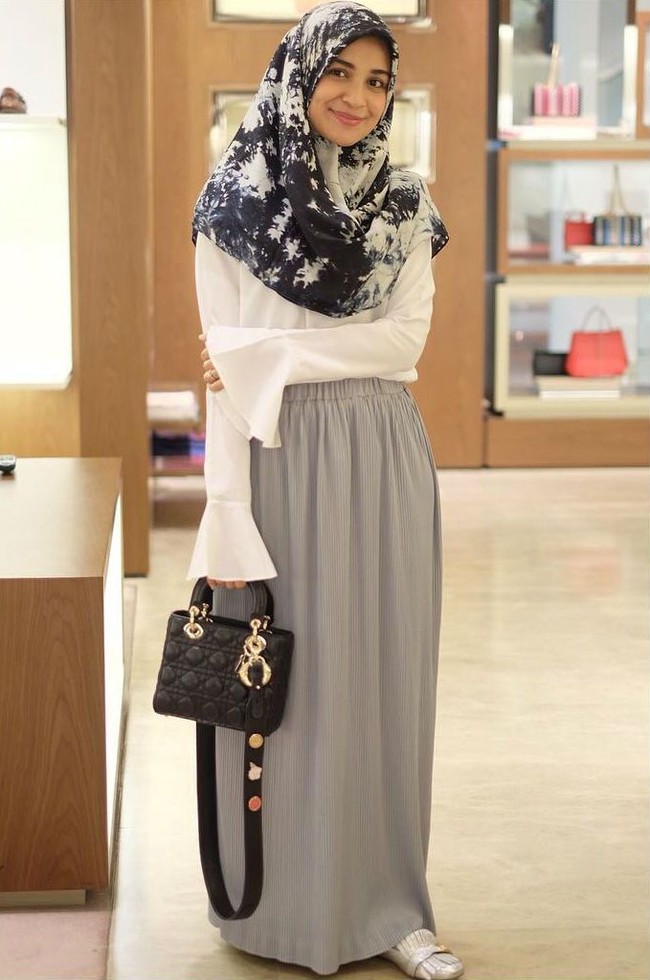 Seperti sang kakak, Shireen Sungkar juga memiliki sejumlah tas mewah. Tas Lady Dior yang dipakainya saat berpose ke kamera ini adalah salah satunya. Tas berharga puluhan juta itu dilengkapi dengan strap yang bisa disesuaikan dengan keinginan karena dilengkapi Dior badges. Foto: Instagram