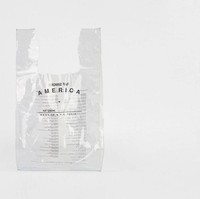 Raf Simons berkolaborasi dengan label berbasis di Berlin, Voo Store menawarkan tas PVC transparan yang modelnya mirip tas plastik belanja. Tas minimalis itu diberi tulisan sederhana, America Tour mengikuti referensi fashion show Raf sebelumnya. Tas ini dijual di Voo Store seharga US$ 235 atau Rp 3,2 juta. Foto: Raf Simons x Voo Store.