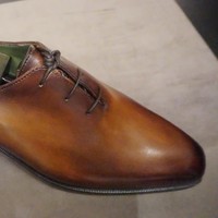Eksis sejak 120 tahun lalu, Berluti yang berbasis di Paris ini menjadi merek dengan spesialisasi sepatu dan aksesori berbahan kulit premium. Sejumlah figur publik dunia diketahui mengoleksi sepatu keluaran Berluti, di antaranya aktor senior Robert de Niro, mendiang seniman Andy Warhol, dan desainer Yves Saint Laurent. (Foto: Daniel Ngantung/Wolipop)