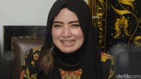 Yulia Mochamad hanya tersenyum dan tertawa seraya memancing wartawan dengan mengatakan agar Opick yang menjawab. Pool/Noel/detikFoto.