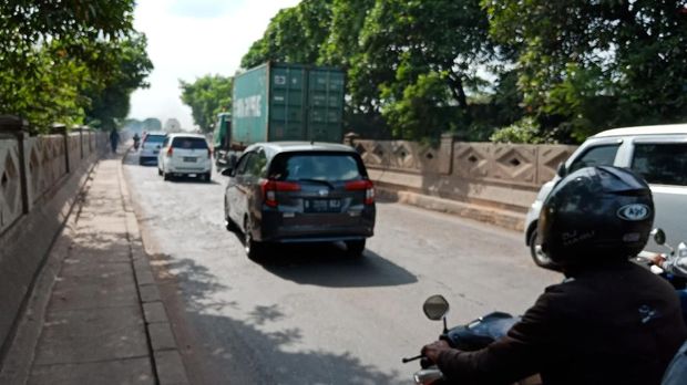 Jalan renggang di Jembatan Akses Marunda
